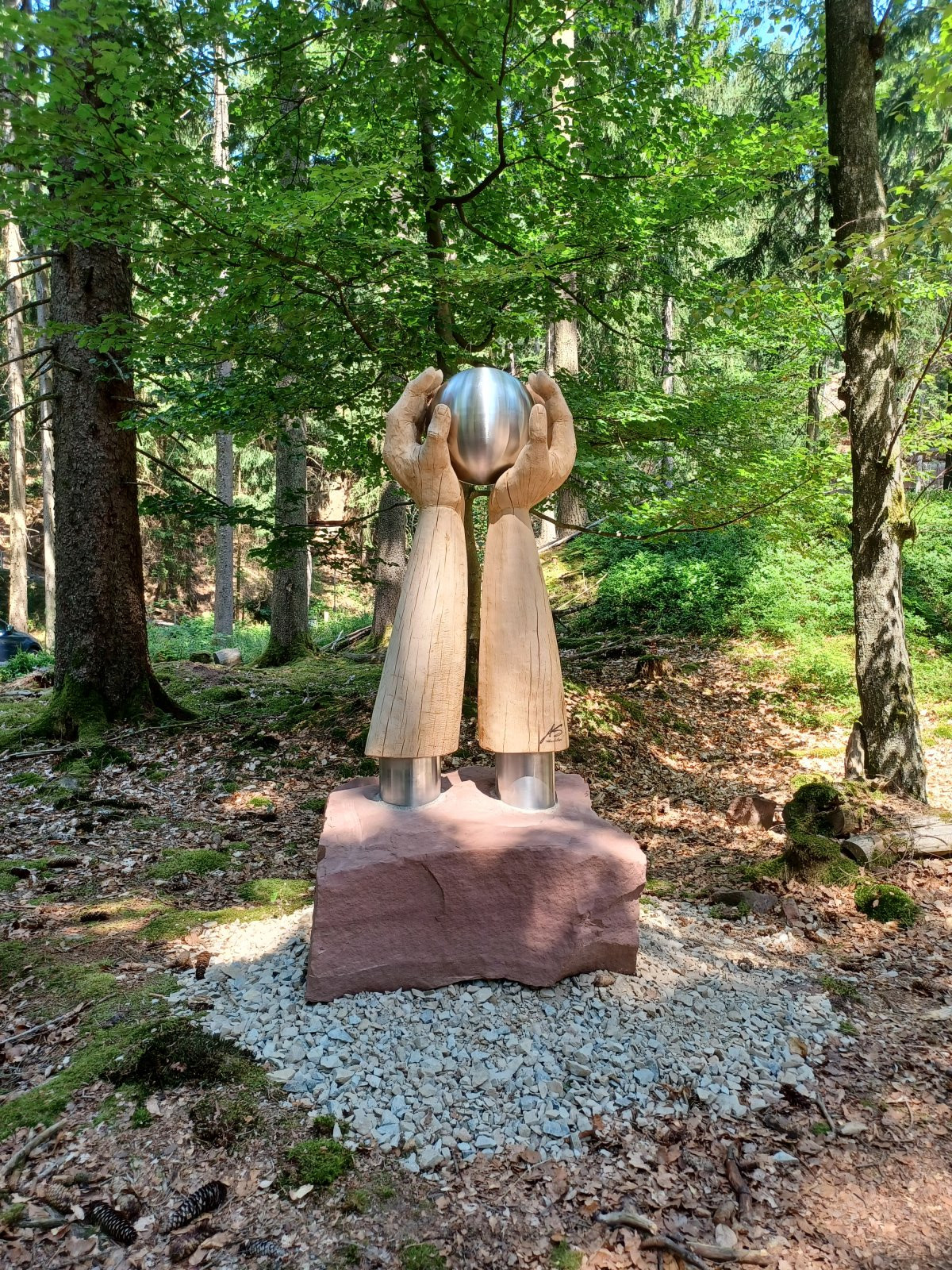 One Wolrd — Kettensägenkunst von André Schneider